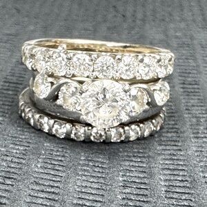 Size 7 , 4 bands total almost 5 carats , Leo Diamond rings ; beautiful setting.
